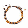 Anziehen des Tigerauge-Rondellka-Armbandes