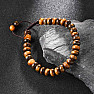 Anziehen des Tigerauge-Rondellka-Armbandes