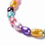 Fröhliches Armband aus farbigen Perlen