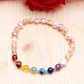 Chakra-Armband aus farbigen Perlen