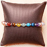 Chakra-Armband aus farbigen Perlen