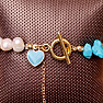 Howlit blaues und weißes Perlenarmband