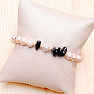 Armband aus weißen Perlen und Obsidian