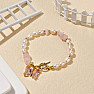 Armband aus weißen Perlen mit Rosenquarz und Schmetterling