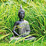 Buddha meditiert thailändische Statuette in silberner Robe