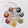 Chakra-Set aus Steinen mit Chakra-Symbolen im Beutel Chakraset II