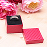 Geschenkbox aus rotem Papier, gemustert auf Ringen 5 x 5 cm