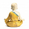 Statuette eines buddhistischen Mönchs eines Jungen in einem gelben Gewand gefärbt