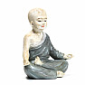 Buddhistische Mönchsfigur eines Jungen in grau gefärbten Gewändern