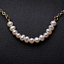 Halskette mit weißen Perlen