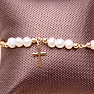 Perlen mit einem Kreuzkordelarmband rot