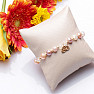 Ein schimmerndes Armband aus farbigen Perlen und Aura-Glasperlen mit einer Lotusblüte