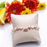 Ein schimmerndes Armband aus farbigen Perlen und Aura-Glasperlen mit einer Lotusblüte