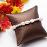 Ein funkelndes Armband aus großen weißen Perlen und geschliffenen Glasperlen