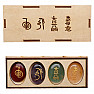 Reiki-Stein-Set mit Reiki-Symbolen in einer Holzbox