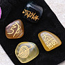 Reiki-Set aus Fluoritsteinen mit Reiki-Symbolen