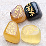 Reiki-Set aus Fluoritsteinen mit Reiki-Symbolen