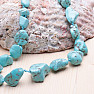Halskette mit türkisfarbenen Steinen