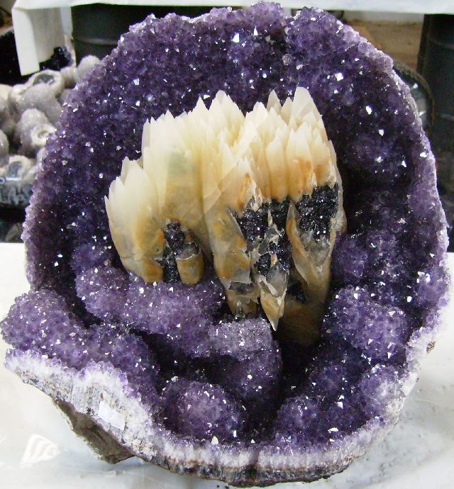 Amethyst-Druse mit Calcit-Kristallen